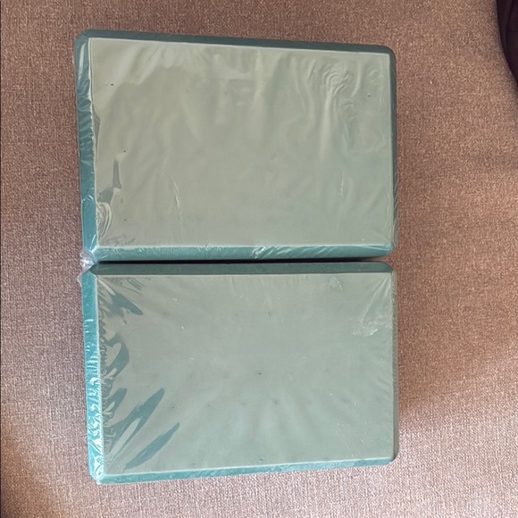 Set of Two Green Yoga Blocks - Picture 2 of 7